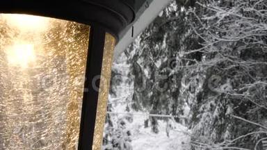 从门廊固定装置发出明亮的金色光芒，在暴风雪中闪耀